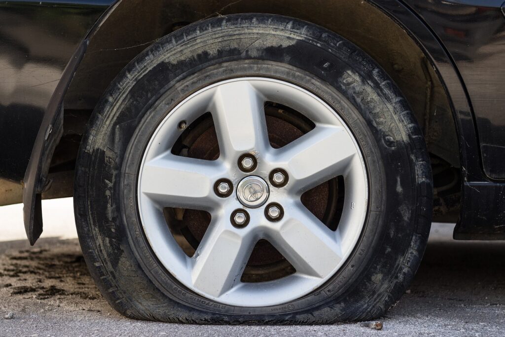 flat-tire-car-wheel-6660469 flat tire, car, wheel-6660469.jpg
